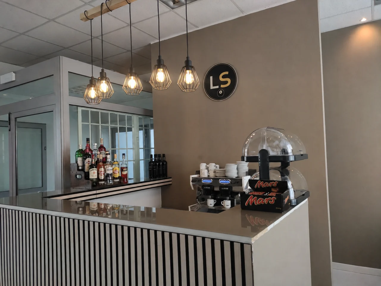 Banco bar Lucky Shot con macchina del caffè, bottiglie e logo LS
