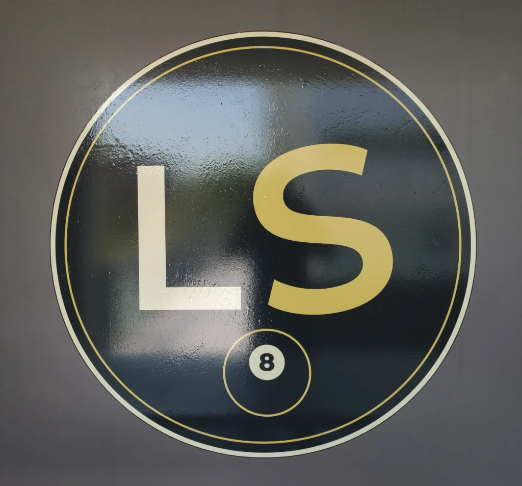 Logo tondo LS con palla numero 8 nella sala Lucky Shot