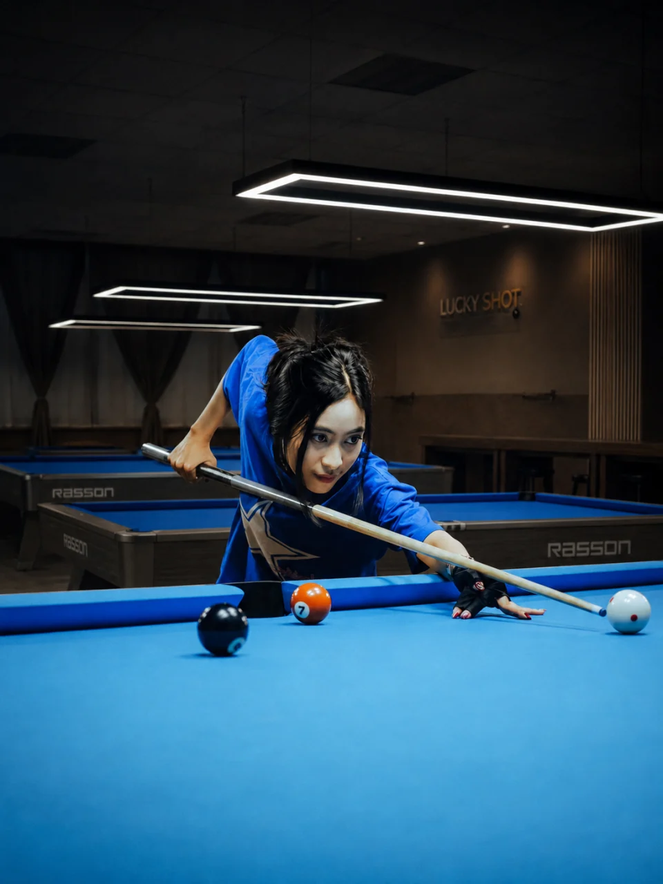 Giocatrice in posizione di tiro su un tavolo da pool Lucky Shot